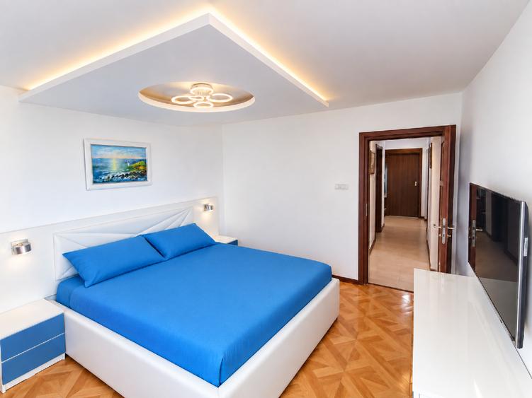 Apartament cu 3 camere decomandat, mobilat în Faleza Nord