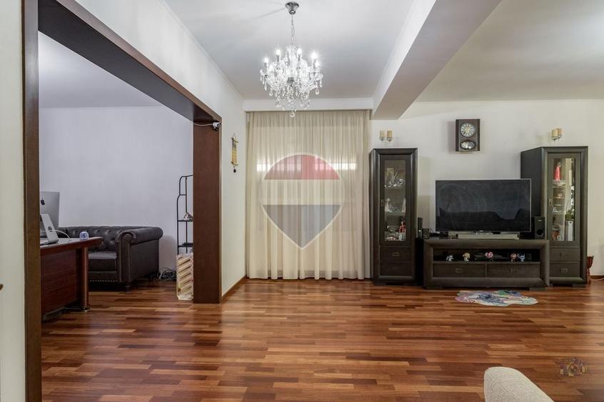 Casă individuală cu 6 camere cu Teren 492 Mp în Exterior Est