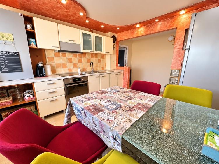 Apartament cu 2 camere semidecomandat, mobilat în Cetate