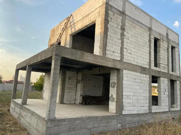 Casă cu 5 camere cu Teren 500 Mp în Cârcea
