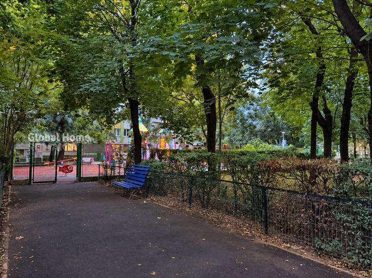 Apartament cu 3 camere semidecomandat, mobilat în Unirii