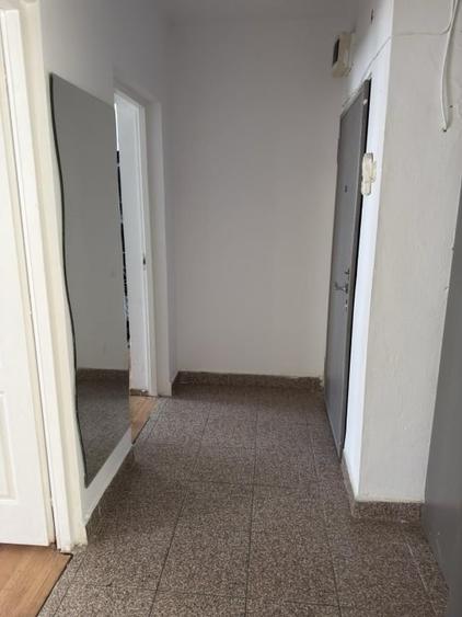 Apartament cu 4 camere semidecomandat, mobilat în Central
