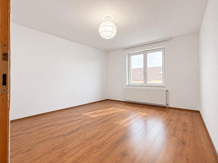 Apartament cu 3 camere decomandat în Moșnița Nouă