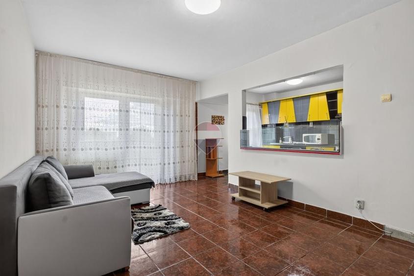 Apartament cu 3 camere semidecomandat, mobilat în Aurel Vlaicu