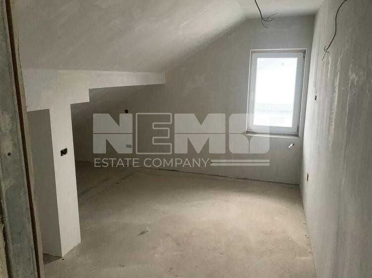 Penthouse cu 4 camere semidecomandat în Periferie