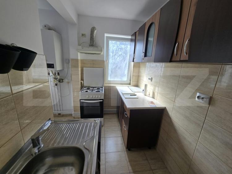 Apartament cu 3 camere semidecomandat, mobilat în Central