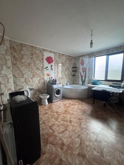 Casă individuală cu 7 camere cu Canalizare în Central