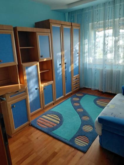 Apartament cu 3 camere decomandat în Craiovița Nouă