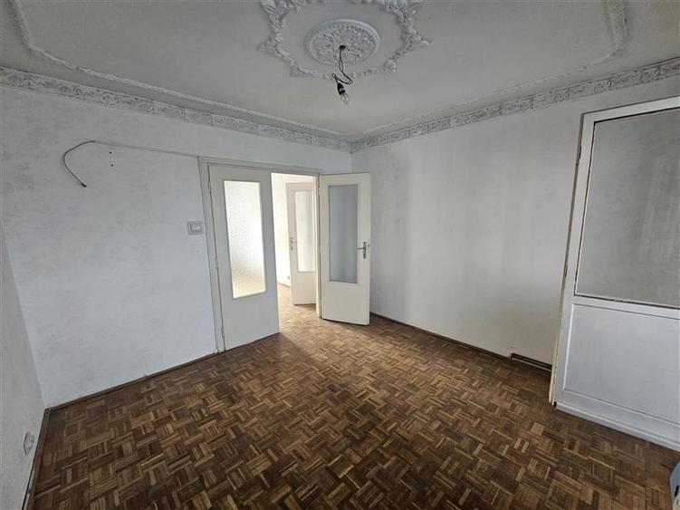Apartament cu 3 camere semidecomandat în Micro I