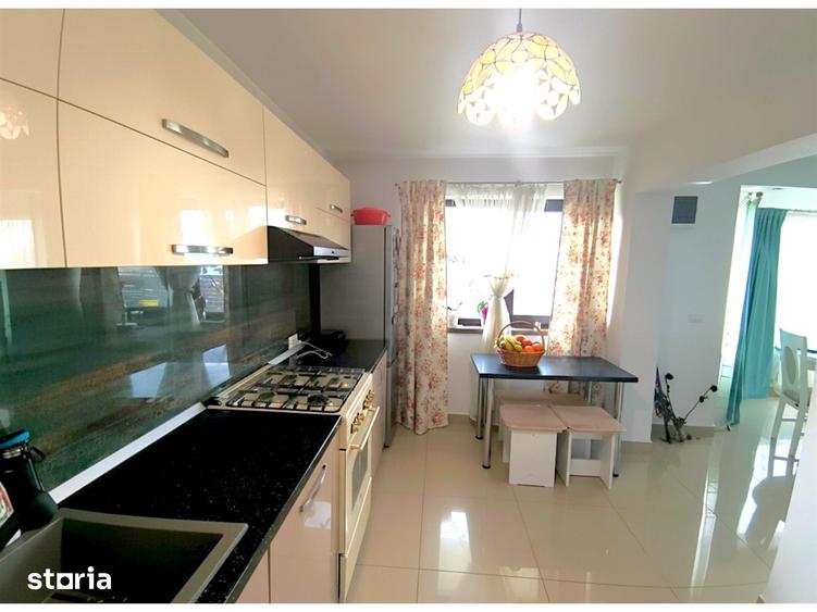 Casă cu 5 camere cu Teren 1000 Mp în Șcheia