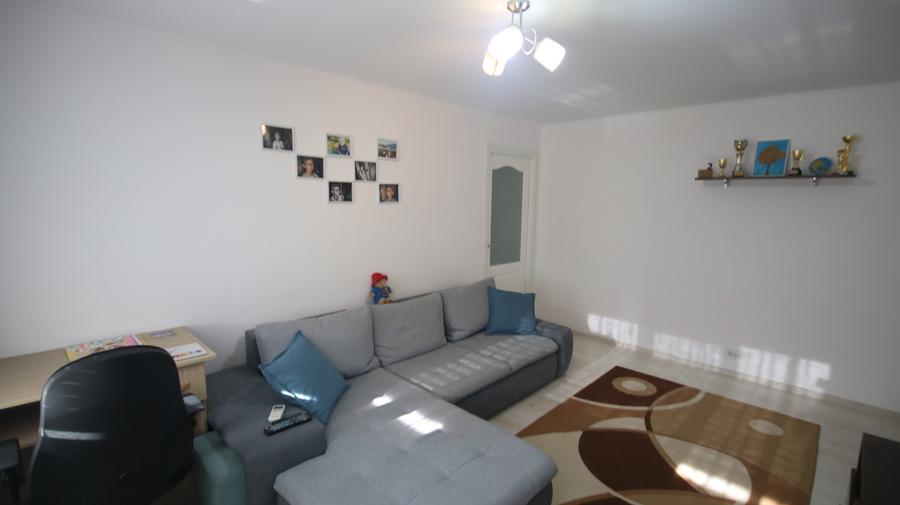 Apartament cu 3 camere semidecomandat în Cetății