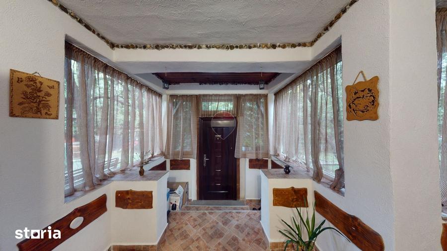 Casă cu 6 camere cu Teren 2000 Mp în Central