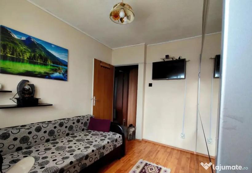 Apartament cu 3 camere semidecomandat în Florilor