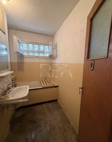 Apartament cu 3 camere semidecomandat în Apusului