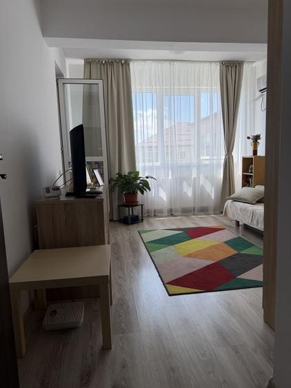 Garsonieră decomandată în Vest