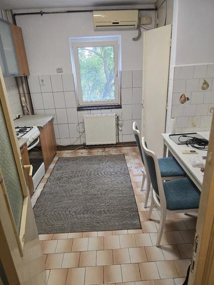 Apartament cu 3 camere decomandat în Medicină