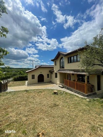 Casă cu 3 camere cu Teren 1100 Mp în Central