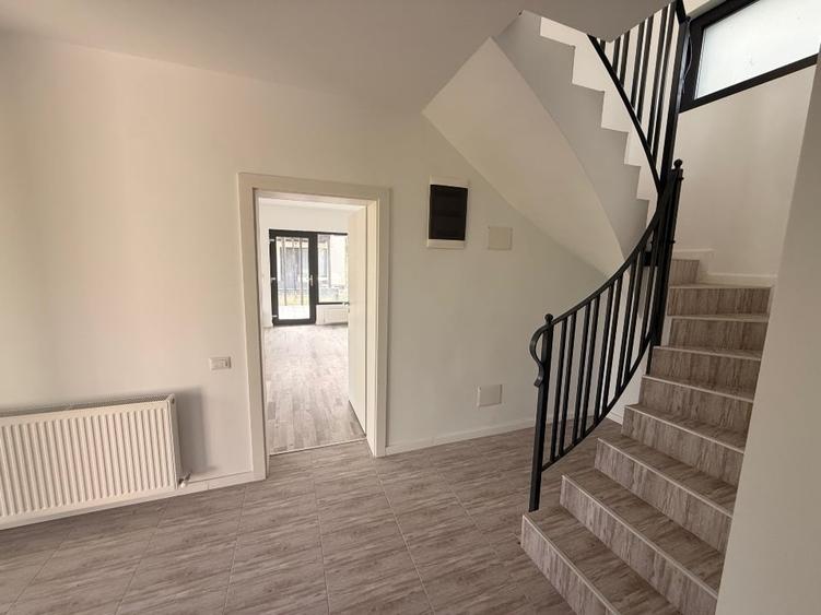 Duplex cu 4 camere cu Canalizare în Brătășanca