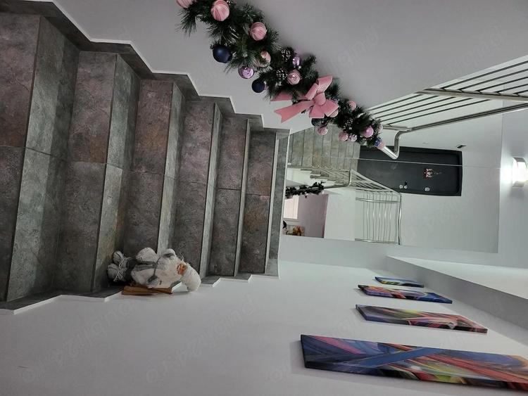 Apartament cu 3 camere decomandat, mobilat în Zăvoi