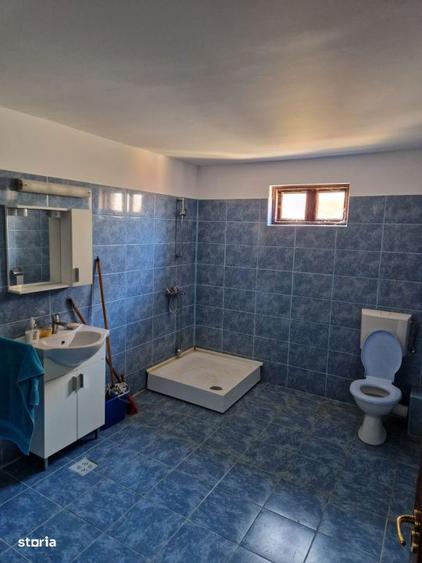 Casă cu 10 camere cu Teren 95000 Mp în Central