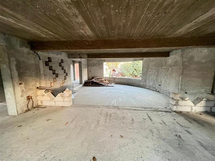 Casă individuală cu 4 camere cu Canalizare în Obor