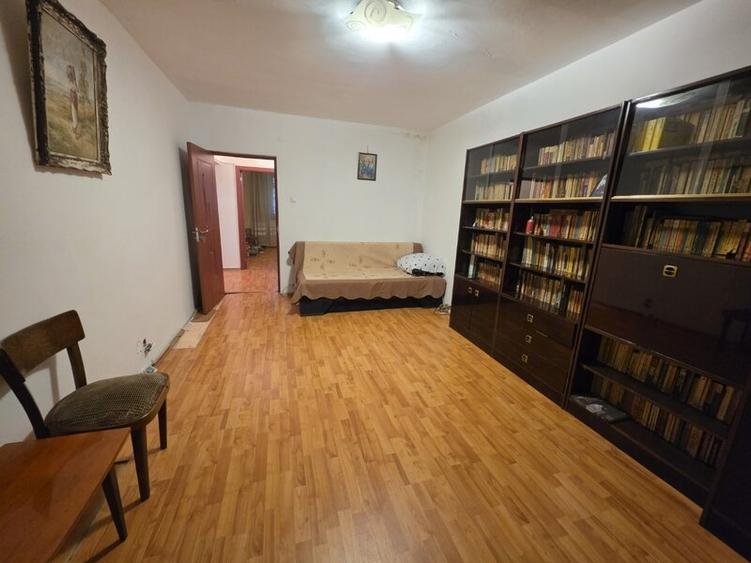 Apartament cu 3 camere decomandat în Dristor