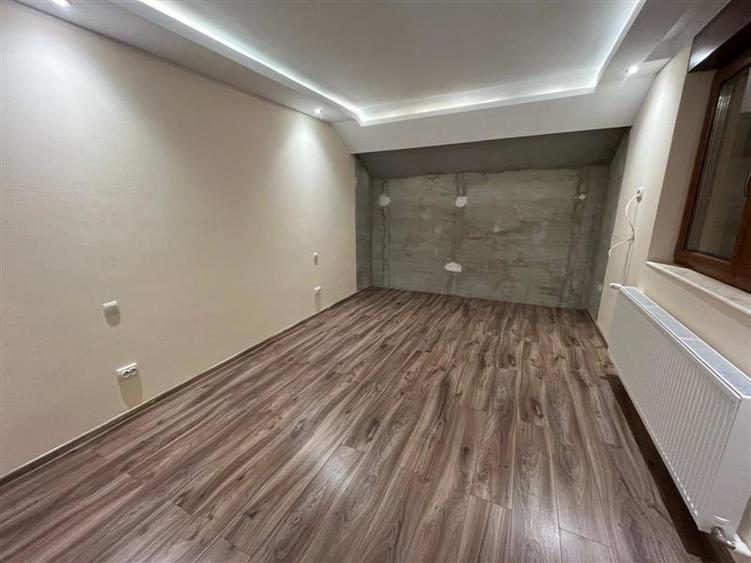 Casă individuală cu 5 camere cu Teren 600 Mp în Exterior Est