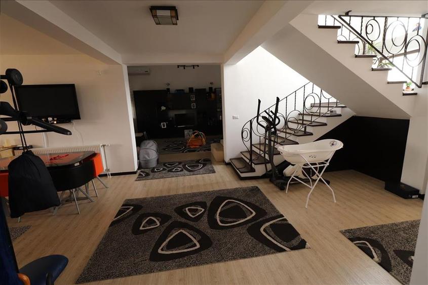 Casă individuală cu 5 camere cu Teren 2795 Mp în Budești