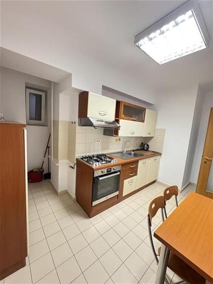 Apartament cu 3 camere semidecomandat în Herăstrău