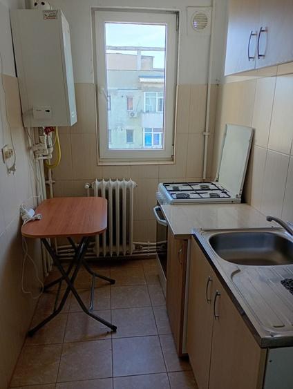 Apartament cu 3 camere semidecomandat în Podu Roș