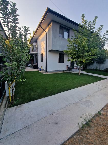 Casă individuală cu 4 camere cu Canalizare în 1 Decembrie