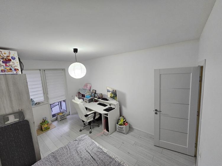 Apartament cu 3 camere semidecomandat în Florești