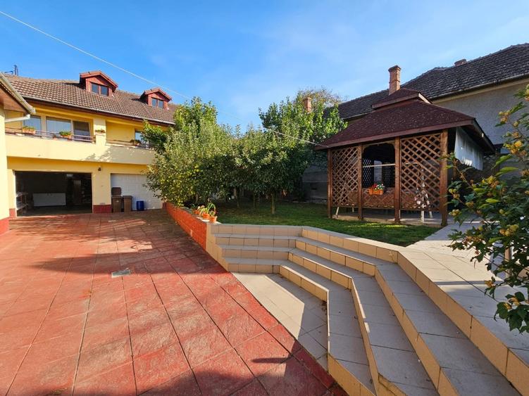 Casă cu 5 camere cu Teren 978 Mp în Central