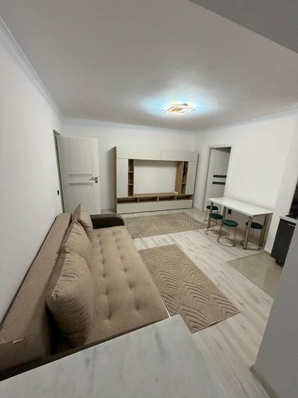 Apartament cu 3 camere semidecomandat în Berceni