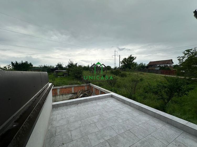 Casă individuală cu 8 camere cu Canalizare în Periferie