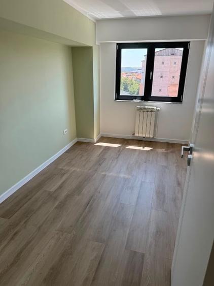 Apartament cu 3 camere decomandat în Nord-Est