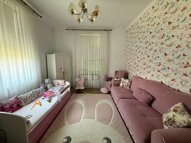 Casă individuală cu 10 camere cu Canalizare în Central