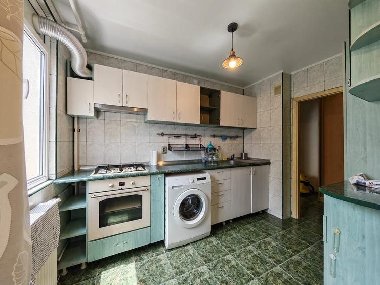 Apartament cu 3 camere semidecomandat în Drumul Taberei