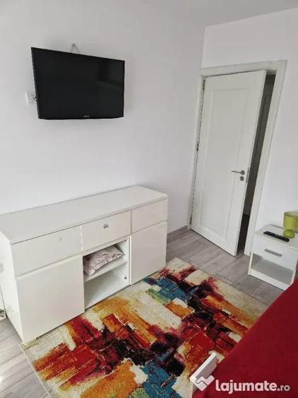 Apartament cu 3 camere semidecomandat în Central