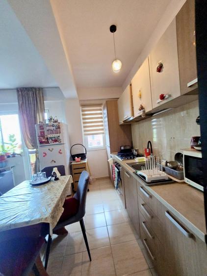 Apartament cu 3 camere decomandat în Dobroești