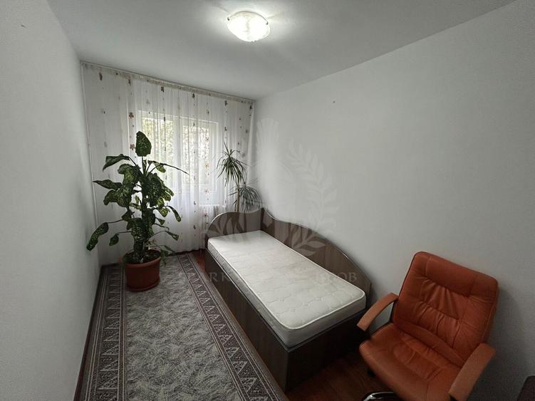 Apartament cu 3 camere semidecomandat în Mihai Bravu
