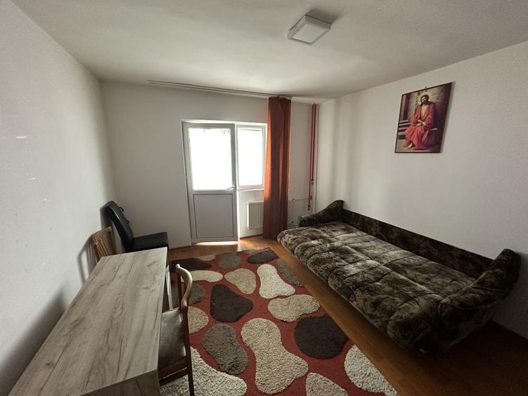 Apartament cu 3 camere decomandat în Șcheia