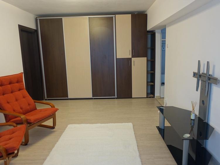Apartament cu 3 camere semidecomandat, mobilat în Veteranilor