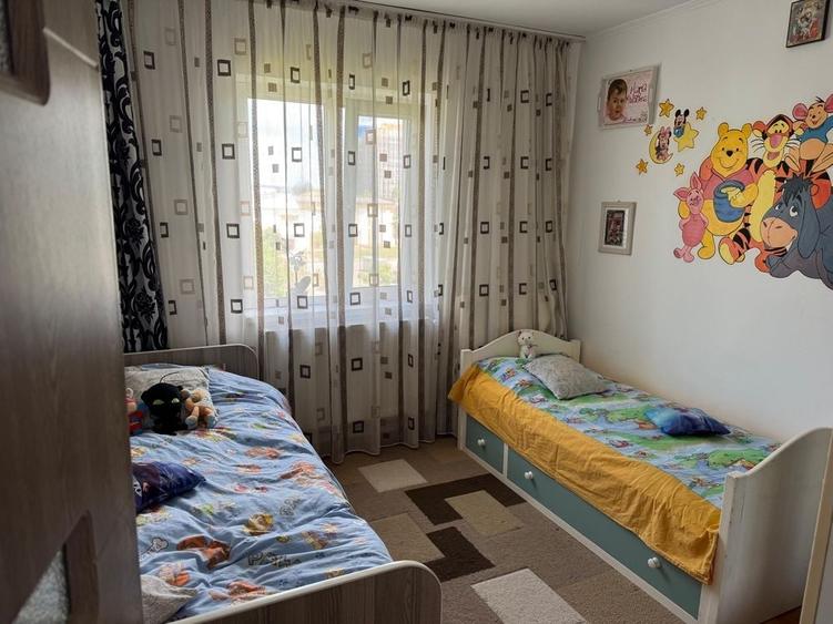 Apartament cu 3 camere semidecomandat în Micro 6