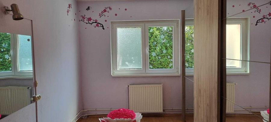Apartament cu 3 camere decomandat în Astra