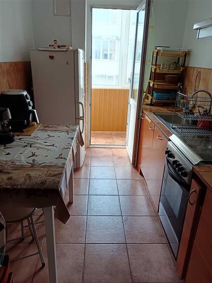 Apartament cu 3 camere decomandat în Astra