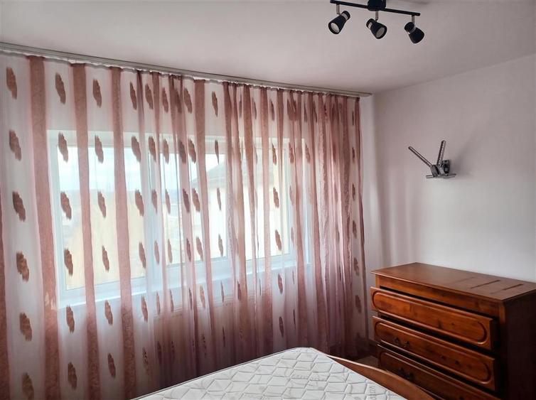 Apartament cu 3 camere decomandat, mobilat în Obcini
