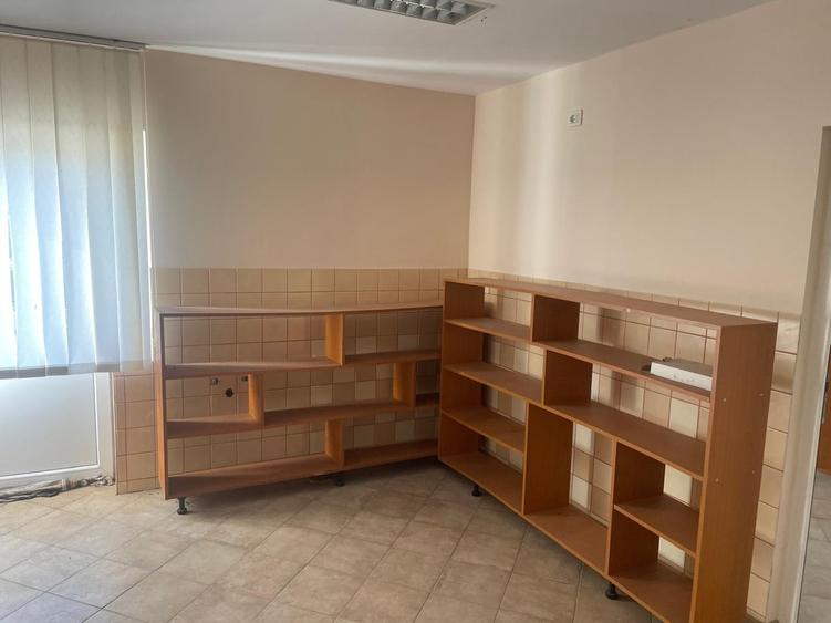 Spațiu comercial, de 1,000 mp, în Central