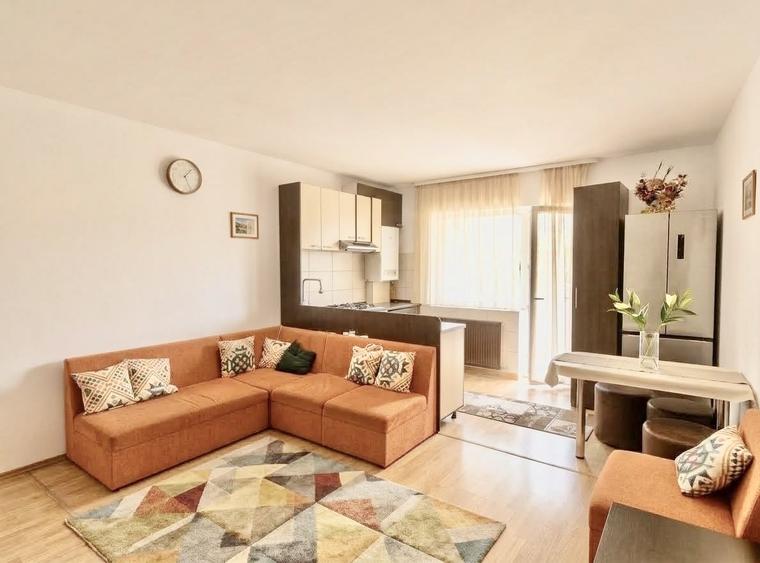 Apartament cu 3 camere semidecomandat în Florești