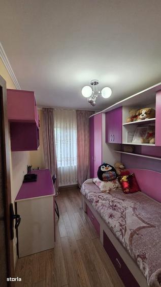 Apartament cu 4 camere decomandat în Micro 17